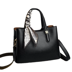 Borsa tote classica in pelle nera con fibbia dorata M e sciarpa di seta decorativa