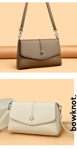 Détails de sacs en cuir grainé marron et beige avec boucles métalliques en forme de cœur