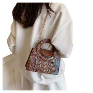 Sac bandoulière en serpent iridescent avec chaîne dorée et poignée ronde