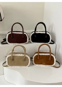 Detailansicht von Plüsch-Bowlingtaschen in vier Farben mit Kunstpelzbesatz und Modelabel