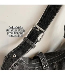 Détail de la bandoulière réglable en denim avec œillets et boucles en métal argenté