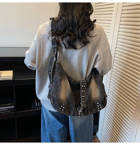 Détails du sac bandoulière en denim délavé avec rivets métalliques carrés argentés