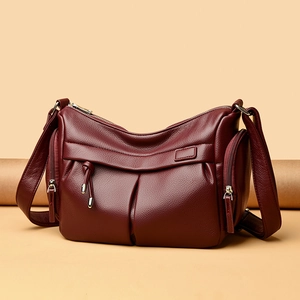 Borsa a spalla in pelle bordeaux motivo litchi con zip laterali e dettagli di nappe