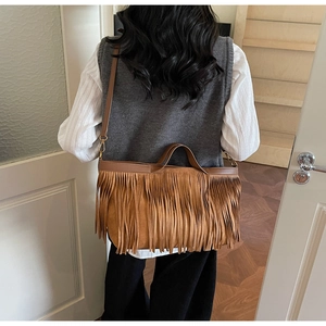 Vue détaillée d'un sac à main en daim marron avec de longues franges et bandoulière