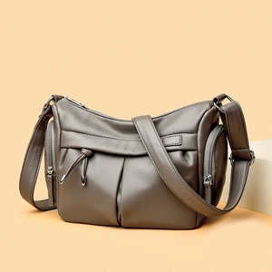 Borsa a tracolla in pelle grigia con motivo litchi, zip laterali e tracolla larga