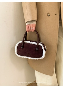 Detail der flauschigen weißen Webpelz-Borte an einer braunen Wildleder-Bowlingtasche