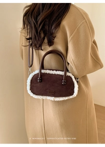 Detail der braunen Wildledertasche mit weißem Fleecebesatz und FASHION-Logo