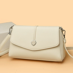 Sac bandoulière en cuir souple beige pour femme avec fermoir argenté et bandoulière réglable