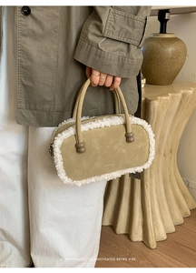 Detailansicht einer Retro-Bowlingtasche mit Pelzbesatz und FASHION-Schriftzug