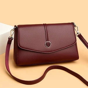 Sac à bandoulière en cuir bordeaux avec boucle en métal cœur et sangle amovible