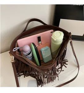 Vue intérieure du sac à franges marron montrant un grand espace de rangement pratique