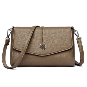 Sac à bandoulière en cuir grainé taupe avec boucle de hibou argentée pour femmes