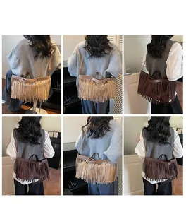 Vues multiples du sac bohème à longues franges et texture suédée en deux coloris différents