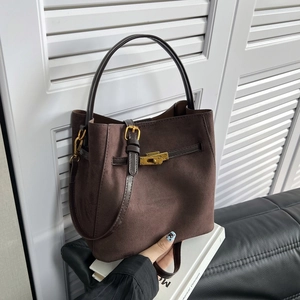 Sac seau en cuir givré marron avec poignée et fermoir rotatif en métal doré élégant