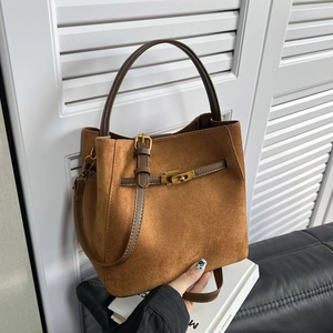 Sac seau vintage marron givré avec boucle dorée et bandoulière réglable