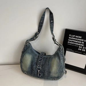 Grand sac à épaule en jean avec détails en rivets métalliques et forme de lune