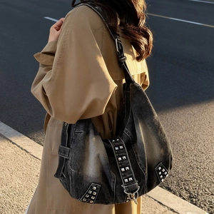 Grand sac hobo en jean noir délavé avec rivets argentés et large bandoulière réglable