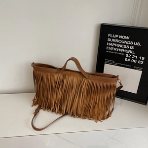 Sac à main en daim caramel avec franges rétro et bandoulière réglable