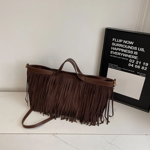 Sac fourre-tout marron foncé en daim mat avec franges et bandoulière, décor minimaliste