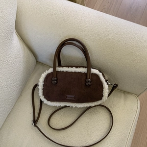 Braune Wildleder-Bowlingtasche mit weißem Fleecebesatz und Schultergurt für Damen