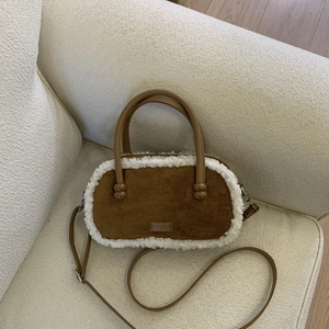 Braune Bowling-Tasche aus Wildlederimitat mit weißem Plüschbesatz und Ledergriffen