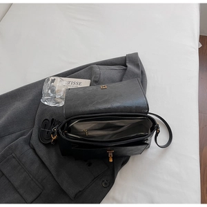 Structure interne de la sacoche vintage noire en cuir PU avec compartiments et boucles d'or