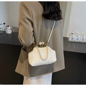 Détail du sac blanc en fausse fourrure avec fermoir perle et bandoulière en perles