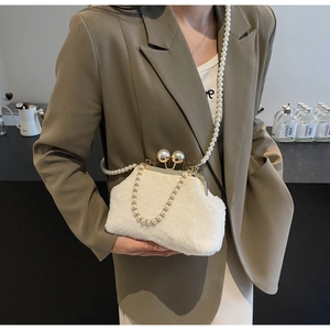 Détail du sac coquillage en fausse fourrure blanche avec anses et chaîne en perles
