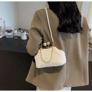Détail d'un sac shell en peluche blanche avec bandoulières perles et fermoir doré