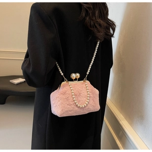 Détail d'un sac en fausse fourrure rose avec bandoulière en perles et fermoir doré