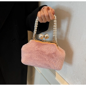 Détail du sac coquillage en fausse fourrure rose avec fermoir et poignée en perles