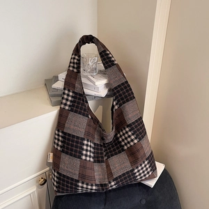 Retro plaid checkered tote bag with large capacity and vintage shoulder strap style