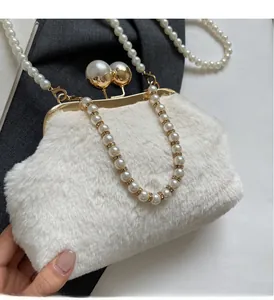Détail du sac à main en fausse fourrure blanche avec anse et fermoir en perles