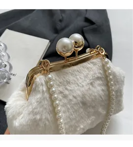 Détail du sac en fausse fourrure blanche avec grandes perles et cadre en métal doré