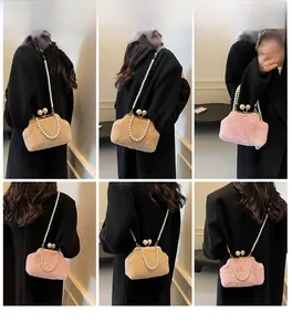 Vues détaillées du sac bandoulière en peluche avec accents de bandoulière en perles