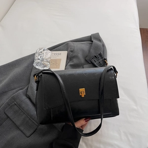 Sac à bandoulière rétro noir en similicuir avec fermoir doré et sangle réglable