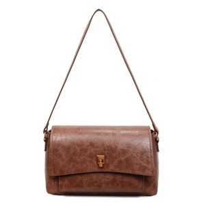 Sac bandoulière vintage en cuir marron pour femme avec texture craquelée et boucle dorée