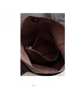 Interno della borsa tote marrone scuro opaco con tasca a zip e chiusura magnetica interna