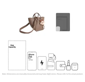 Vue détaillée de la capacité du sac en cuir marron montrant le rangement des objets quotidiens