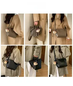 Détails du sac seau polyvalent en noir et marron avec breloque ours en peluche doux