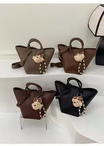 Sacs seaux à motif litchi en quatre couleurs avec breloques d'ours et bandoulières