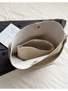 Vista dettagliata della borsa tote crema in ecopelle con pochette interna coordinata