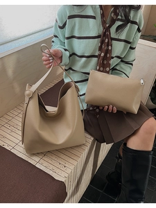 Dettaglio della borsa a secchiello in pelle kaki con pochette interna coordinata