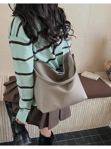 Dettaglio della borsa hobo in pelle martellata grigia con tracolla per il lavoro