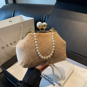Sac à main élégant en fausse fourrure abricot avec fermoir et bandoulière en perles
