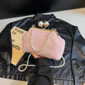 Sac à main rose en peluche avec fermoir en perles géantes et chaîne en perles