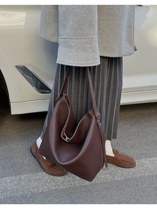 Dettaglio della borsa tote in pelle martellata testa di moro con tracolla larga