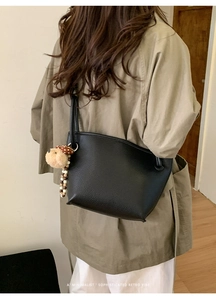 Sac seau en cuir grainé noir avec un charm ours marron à pois au style rétro élégant