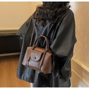 Sac Boston en cuir marron rétro avec poche extérieure à rabat et détails dorés