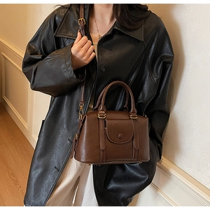 Détail du sac à bandoulière marron rétro avec sangle réglable et finitions dorées